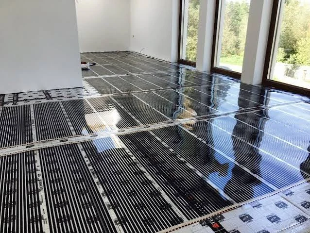 Przykładowa instalacja folii grzewczej pod posadzką. Zdjęcie ilustracyjne.
